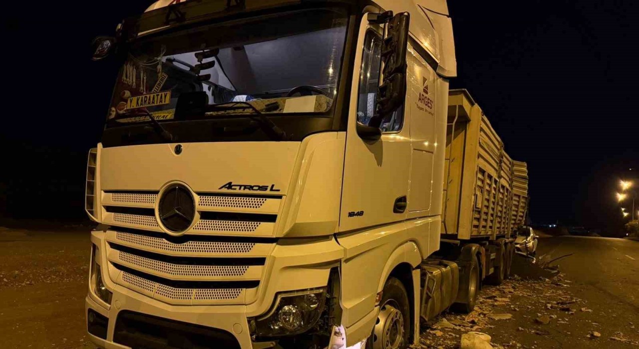 Batmanda tır ile otomobil çarpıştı: 2 yaralı