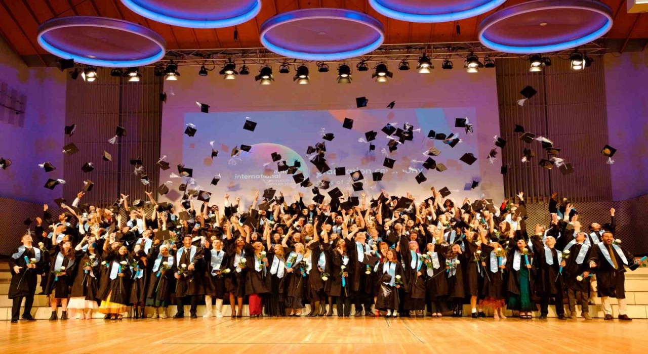 BAU Global ağındaki Berlin International Üniversitesinde mezuniyet coşkusu