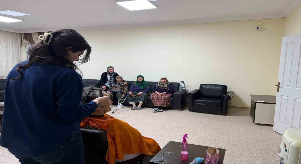 Bayburtta huzurevi sakinlerinin kişisel bakımlarını gönüllü kuaför yaptı