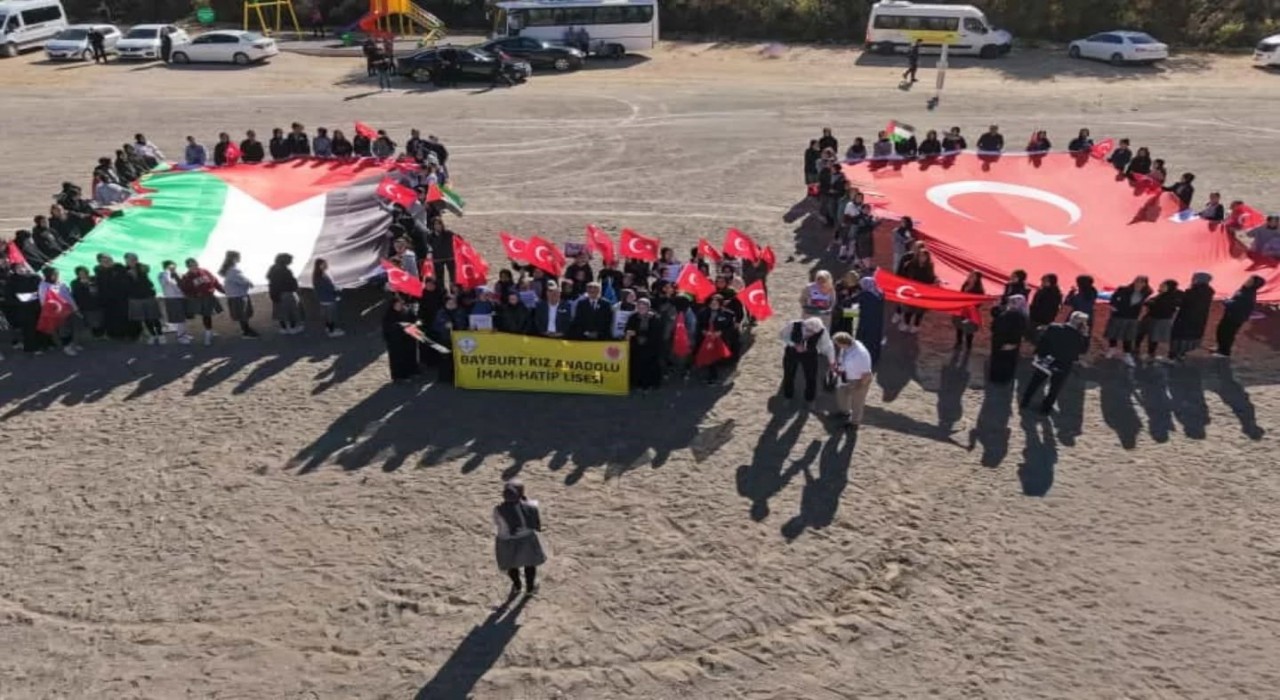 Bayburtta öğrenciler hazırladıkları gemileri Filistine destek amaçlı Çoruh Nehrine bıraktı