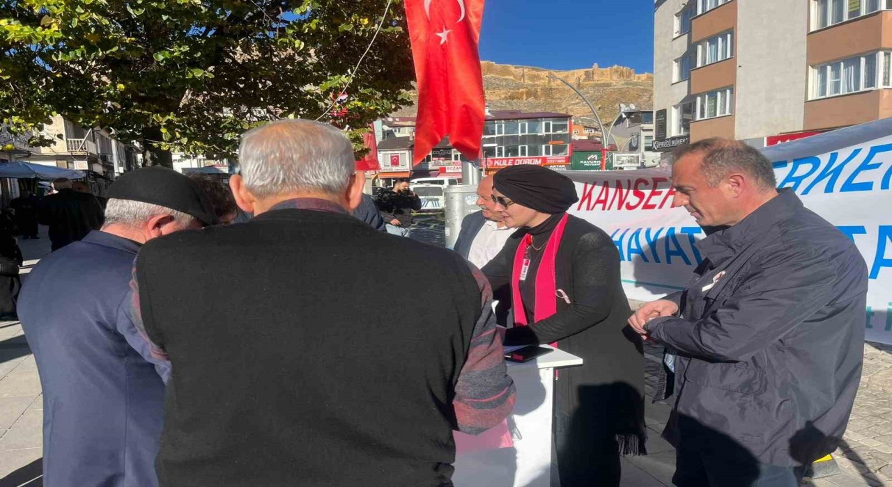 Bayburtta vatandaşlar ‘Erken Teşhis Hayat Kurtarır standında bilgilendiriliyor