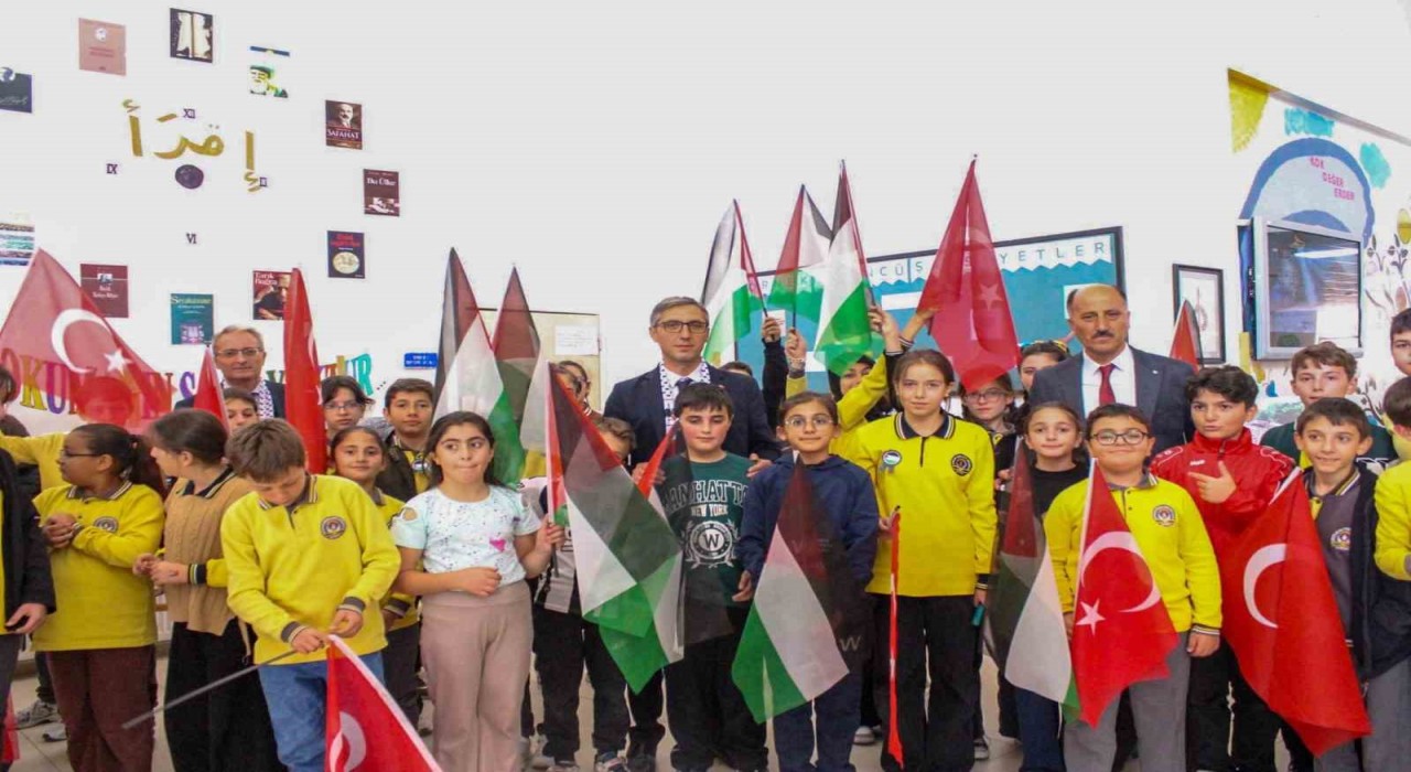 Bayburttaki tüm okullardan Filistine güçlü destek