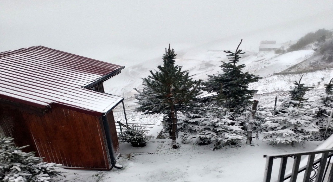 Bayburtun yüksek kesimlerine kar yağdı