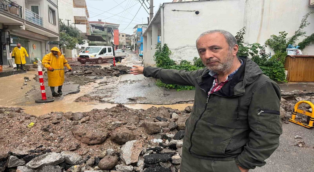 Bayraklıda şiddetli yağış taşkınlara sebep oldu