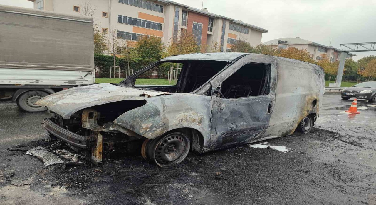 Bayrampaşada alev alev yanan araçtan geriye demir yığını kaldı