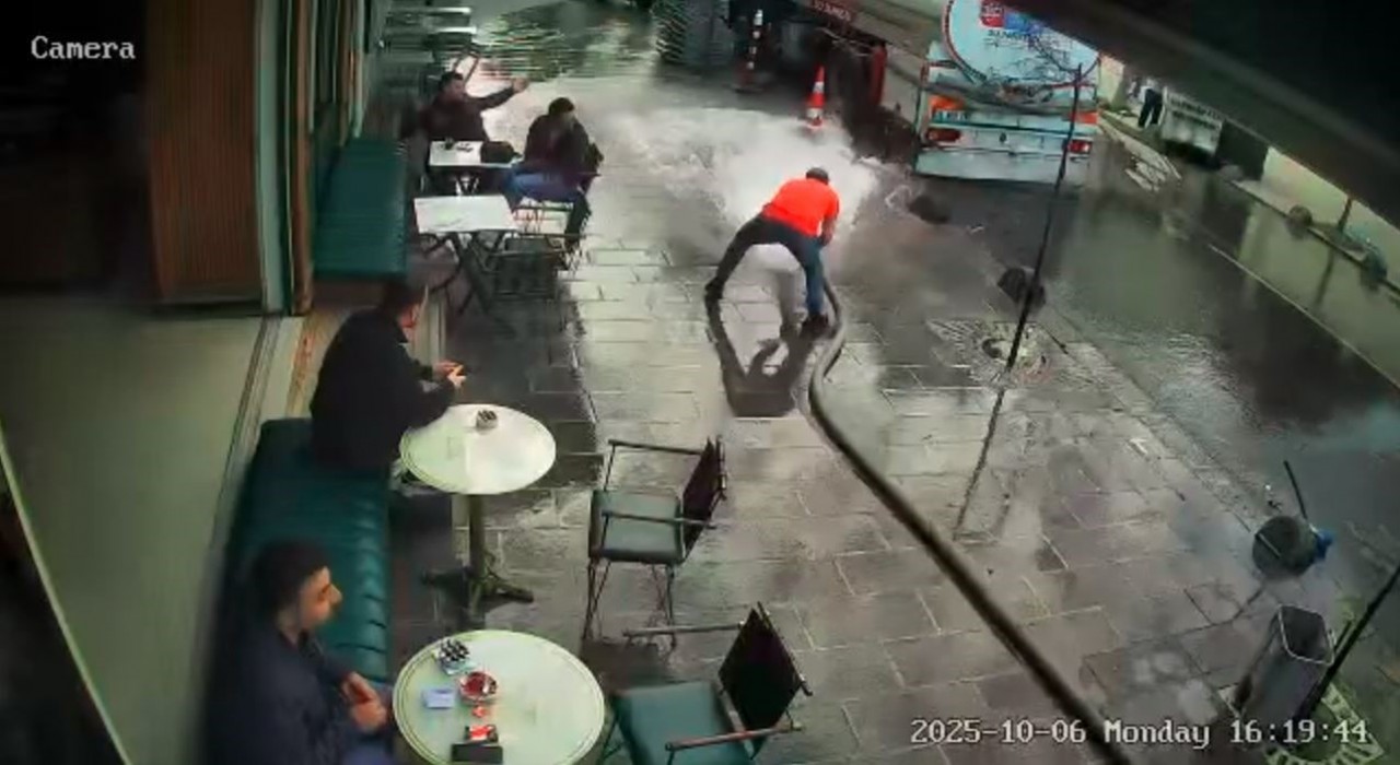 Bayrampaşada bir esnaf şov yapayım derken tazyikli suyun azizliğine uğradı, çay içen müşterileri böyle ıslattı