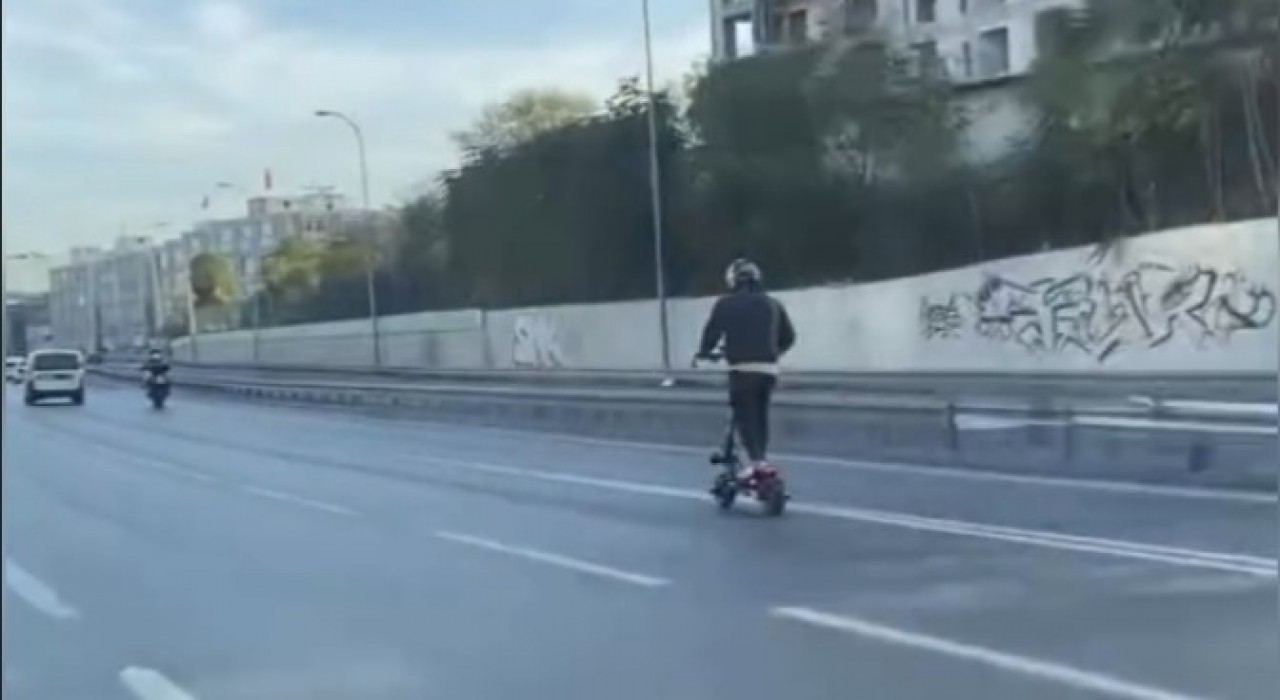 Bayrampaşada elektrikli scooterla tehlikeli yolculuk kamerada
