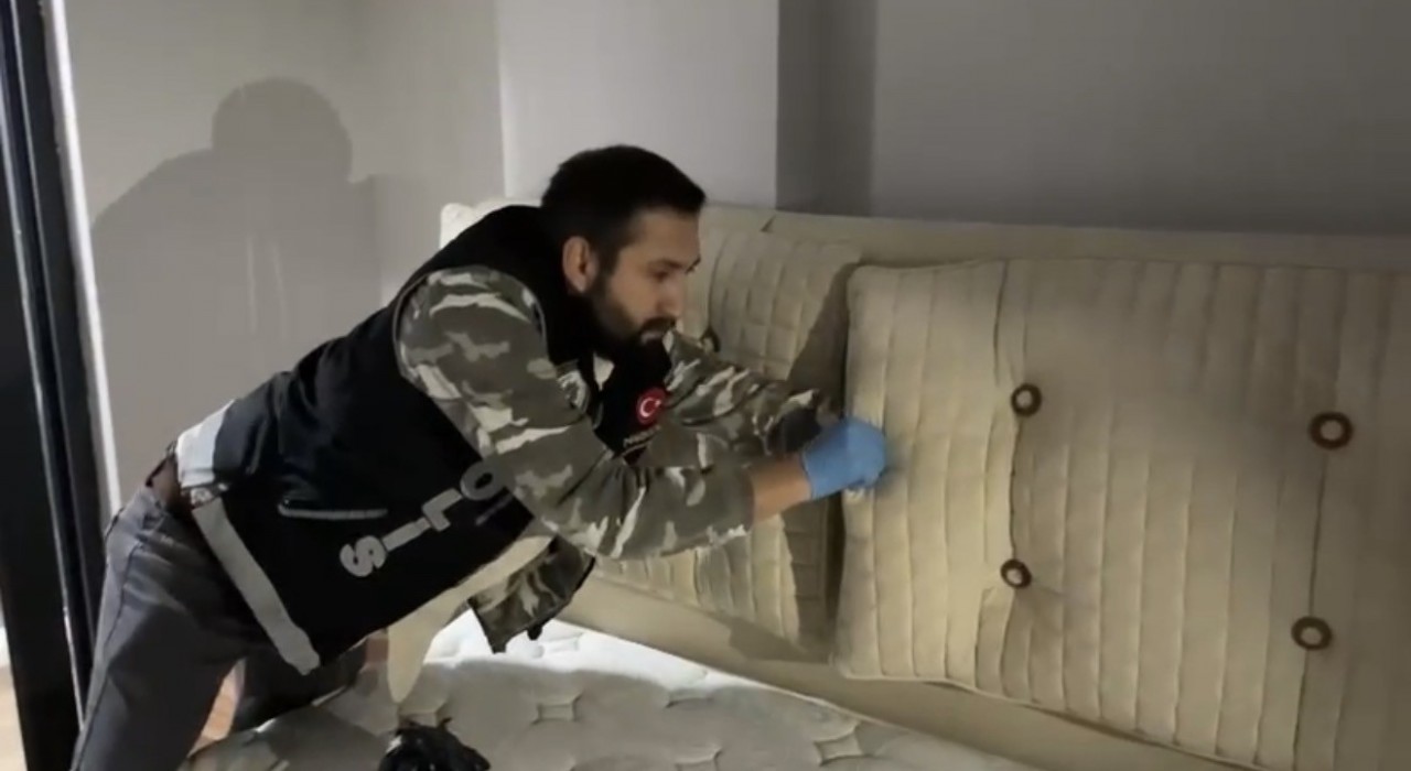 Baza başlığından uyuşturucu çıktı: 4 gözaltı