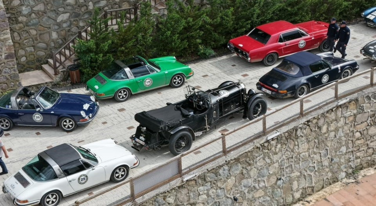 Belçikalı klasik araç tutkunları Artvinde