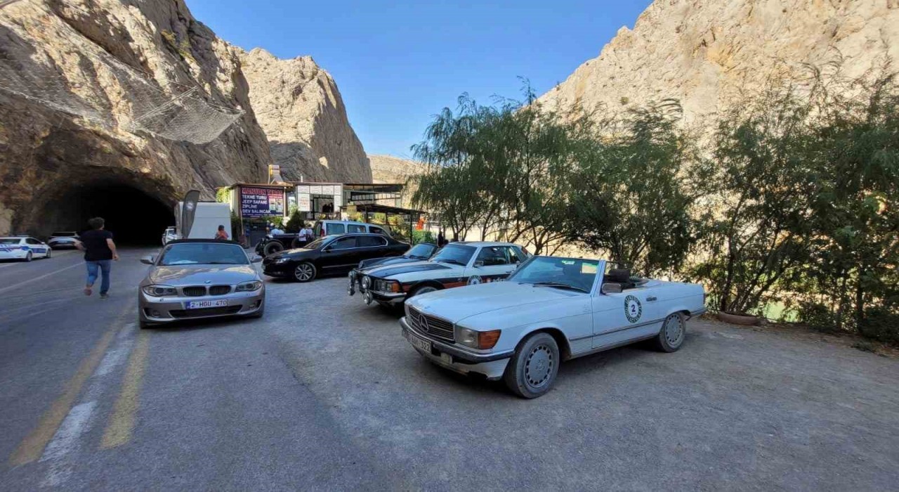 Belçikalı klasik araç tutkunları Kemaliyede