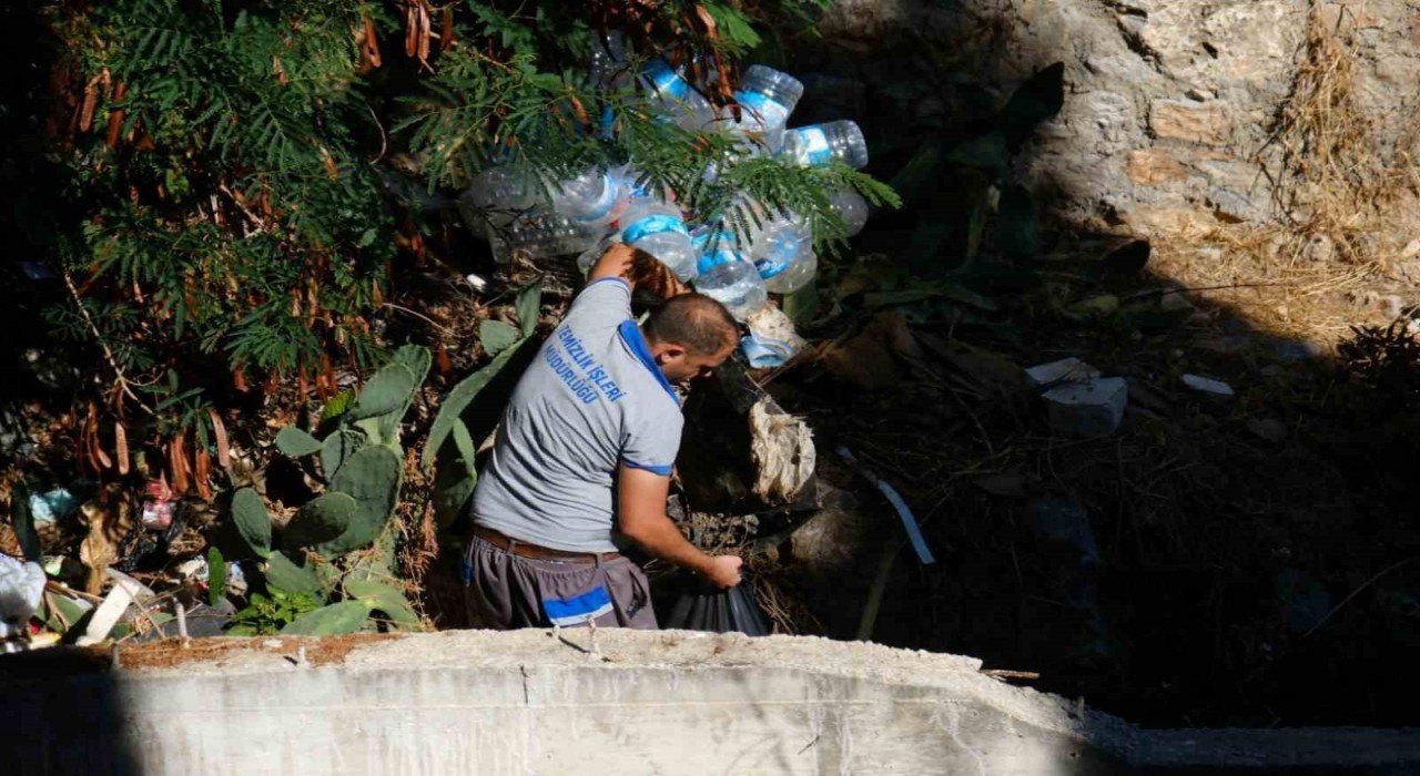 Belediye ekiplerinden derelerde temizlik çalışmaları