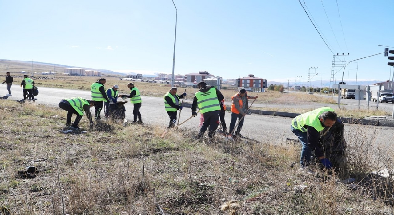 Belediye ekiplerinin temizlik seferberliği sürüyor