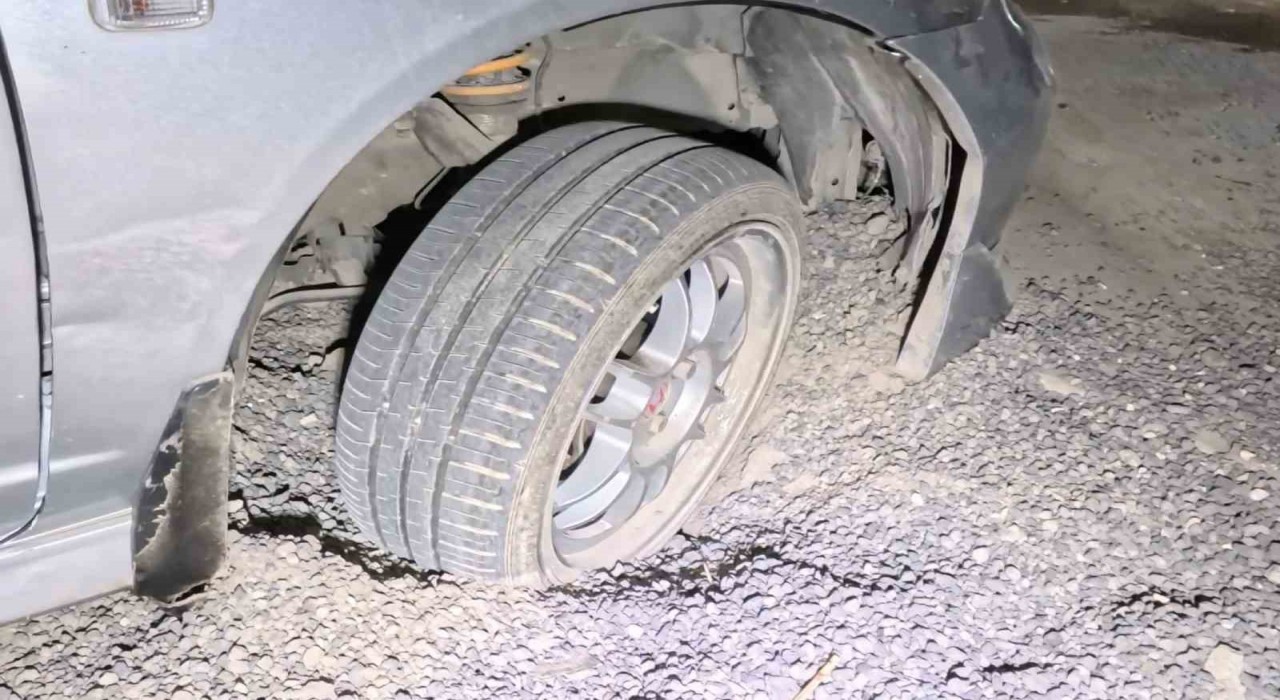 Belediye ve MEDAŞın kazdığı çukurlar kapatılmayınca araçlar mahsur kaldı