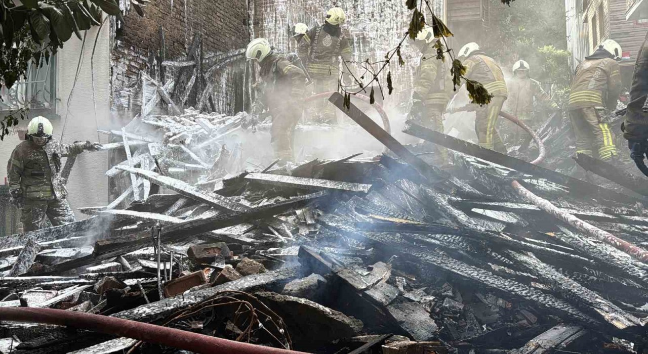 Beşiktaşta alevlere teslim olan 4 katlı ahşap binadan geriye enkaz kaldı