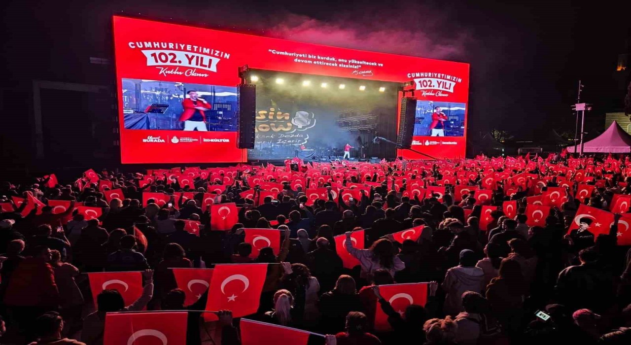 Beşiktaşta Cumhuriyet Bayramı kortej yürüyüşü ve konserle kutlandı