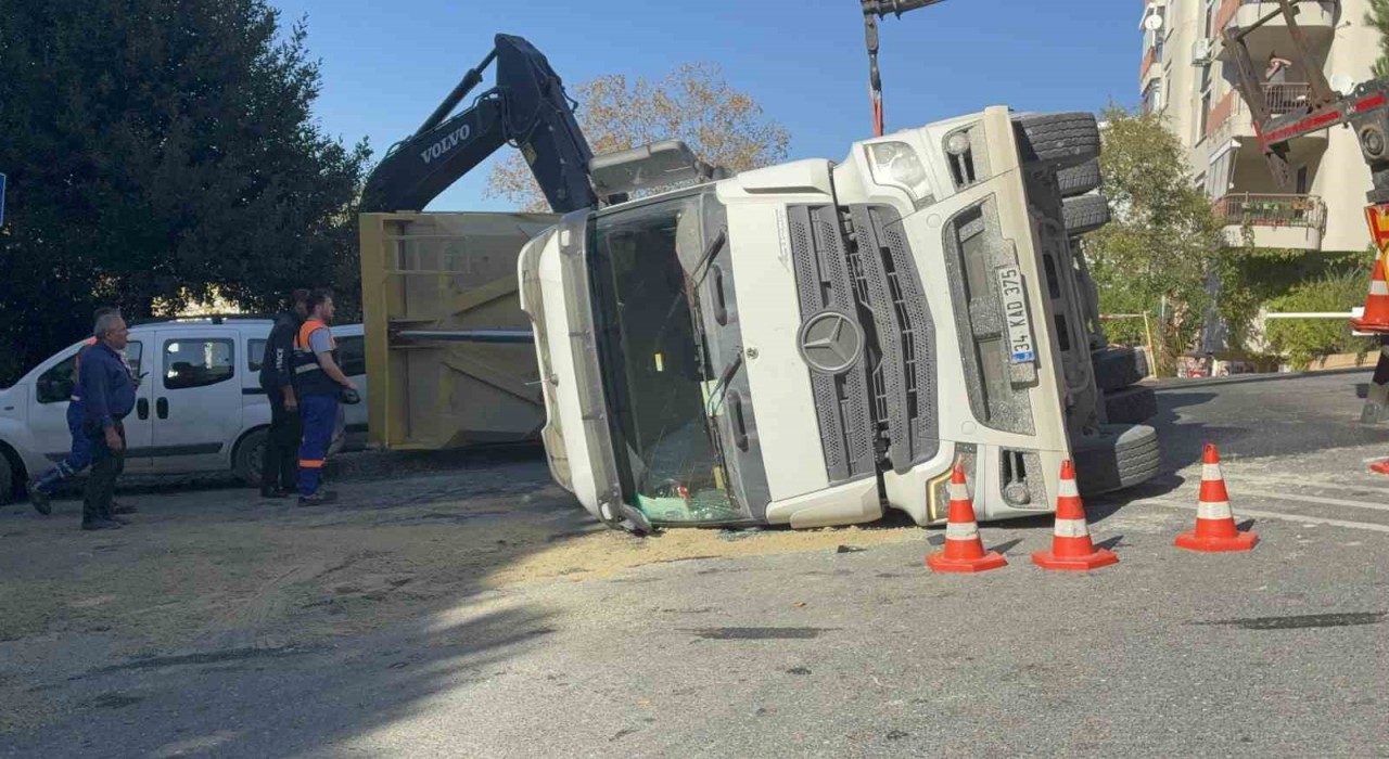 Beşiktaşta hafriyat kamyonu devrildi: Şoförün yaralandığı kaza anı görüntülendi