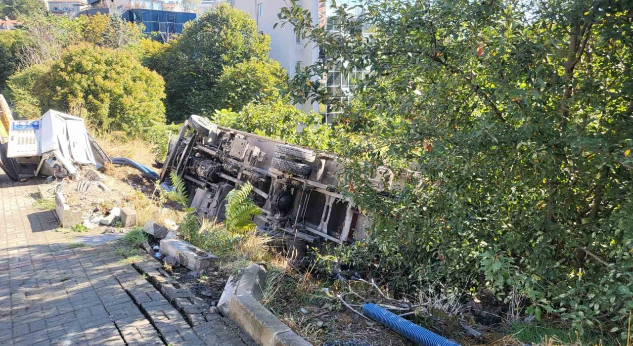 Beşiktaşta sürücüsünün navigasyon yönlendirmesiyle yokuş aşağı inen tır kontrolden çıkarak boş araziye devrildi