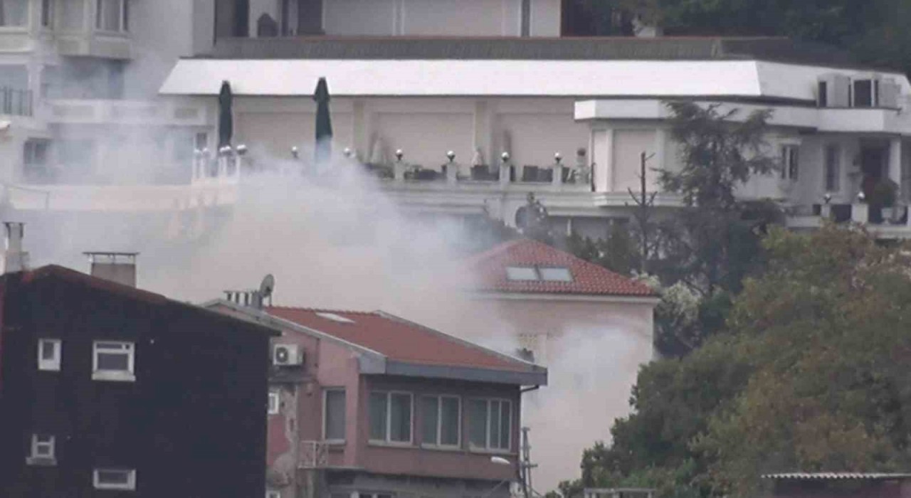 Beşiktaşta yanan ahşap bina Anadolu Yakasından görüntülendi