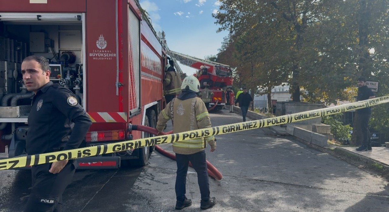 Beylikdüzünde fabrika alev alev yandı