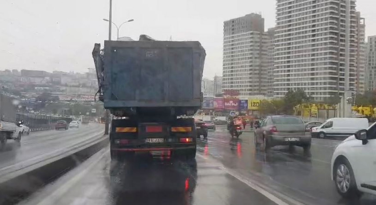 Beylikdüzünde hurda yüklü kamyonun tehlikeli yolculuğu kamerada
