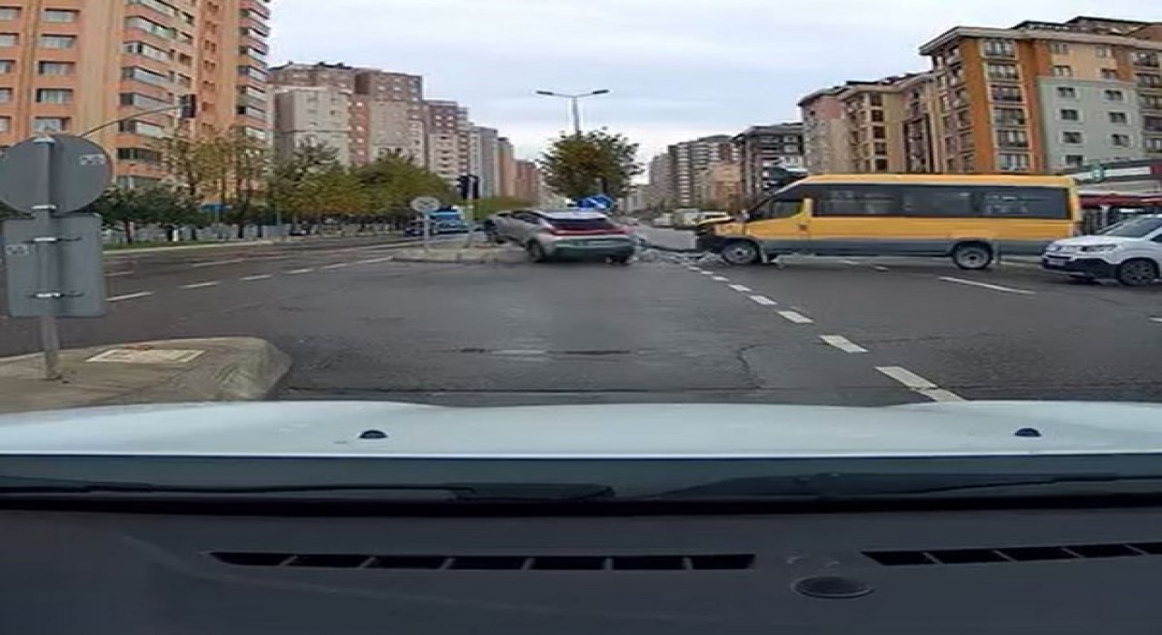 Beylikdüzünde kırmızı ışıkta geçen sürücü kazaya neden oldu: O anlar kamerada