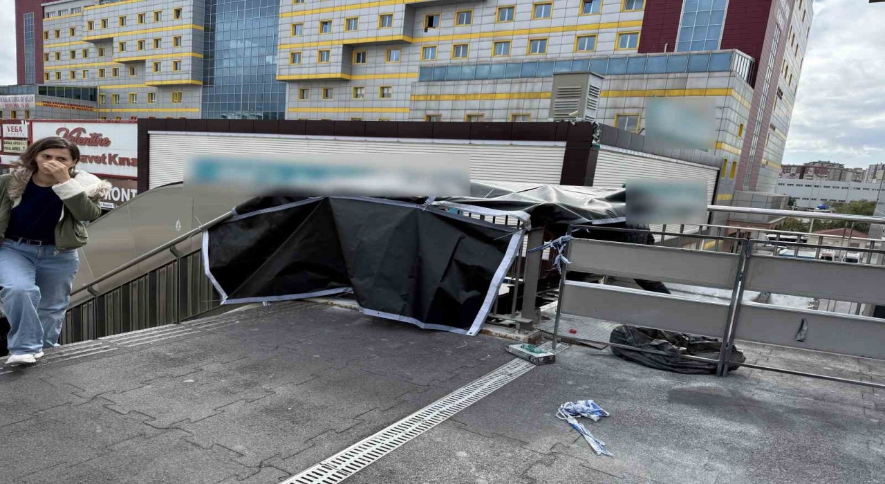 Beylikdüzünde metrobüs köprüsünde yürüyen merdiven yangını