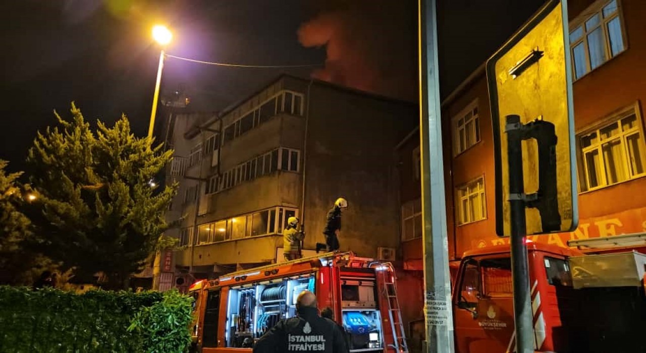 Beyoğlunda 4 katlı binanın çatısı alev alev yandı: Vatandaşlar tahliye edildi