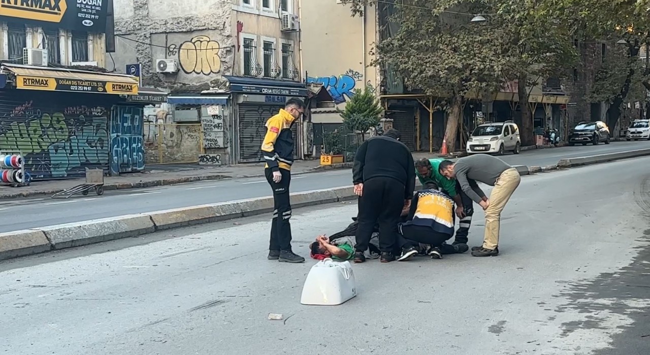 Beyoğlunda çöp kamyonu İSKİnin çalışması sonrası tam kapatılmayan çukura girdi, işçinin bacağı kırıldı