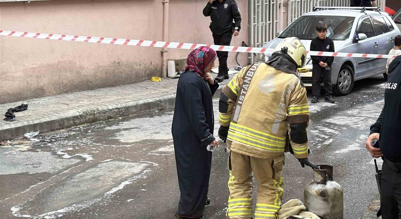 Beyoğlunda değiştirdiği sırada tüpün parlaması ile ev sahibi yaralandı