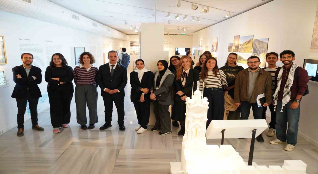 Beyoğlunda Kuşbakışı Filistin Sergisine özel tur düzenlendi