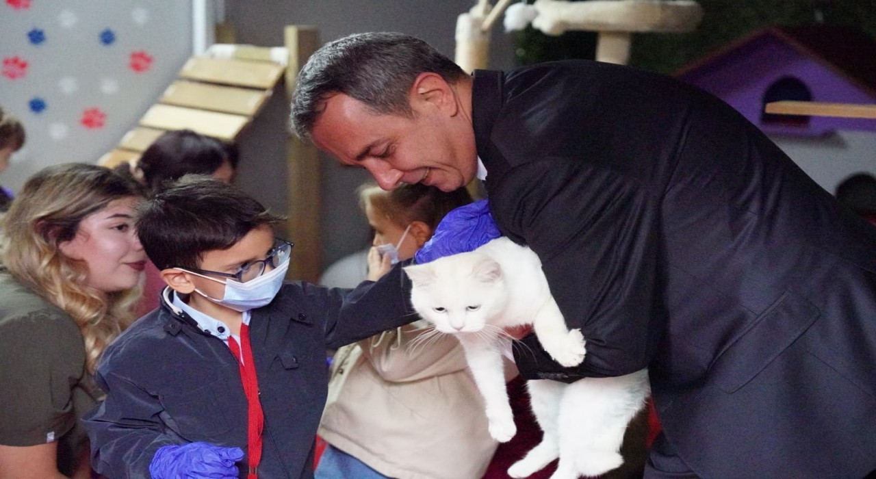 Beyoğlunda minikler barınaktaki hayvanlarla buluştu