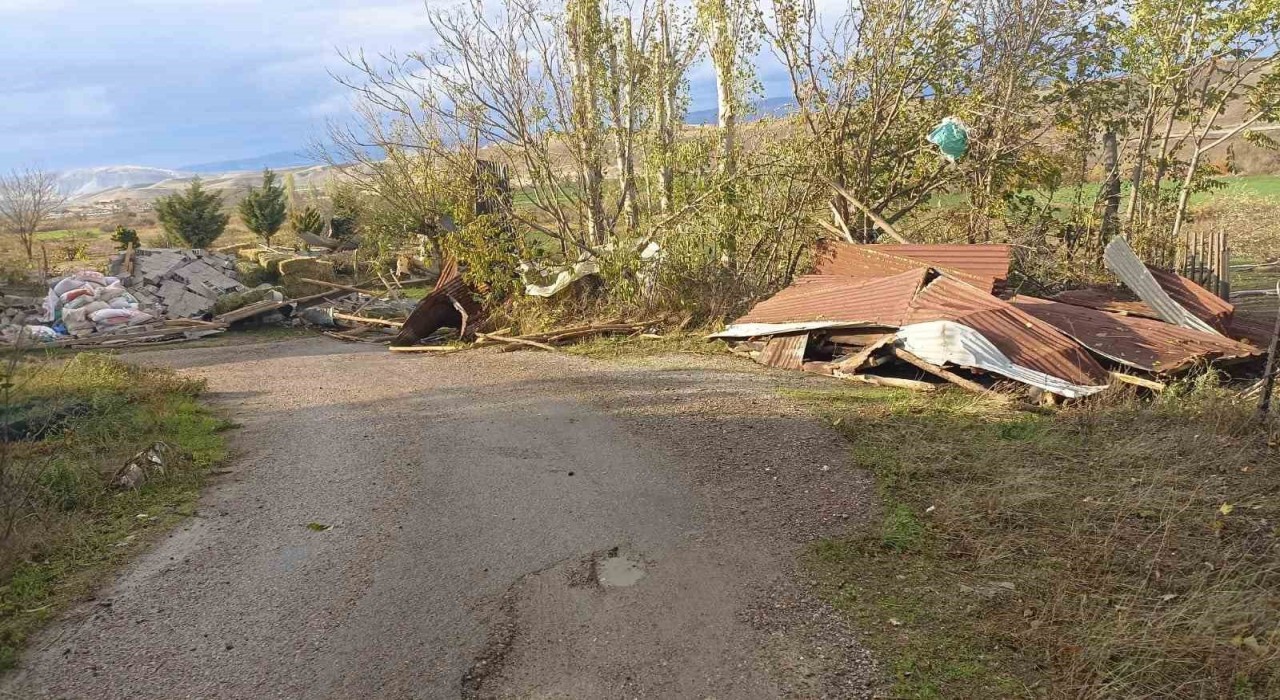 Beypazarında fırtına nedeniyle ahırların çatıları uçtu