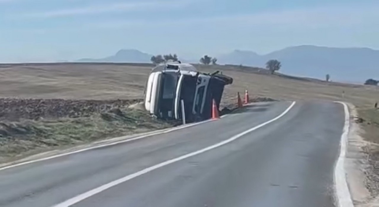 Beypiliçin yem kamyonu devrildi