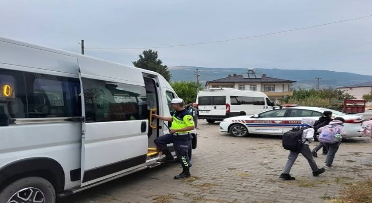 Bilecik jandarmasından okul servis araçlarına sıkı denetim