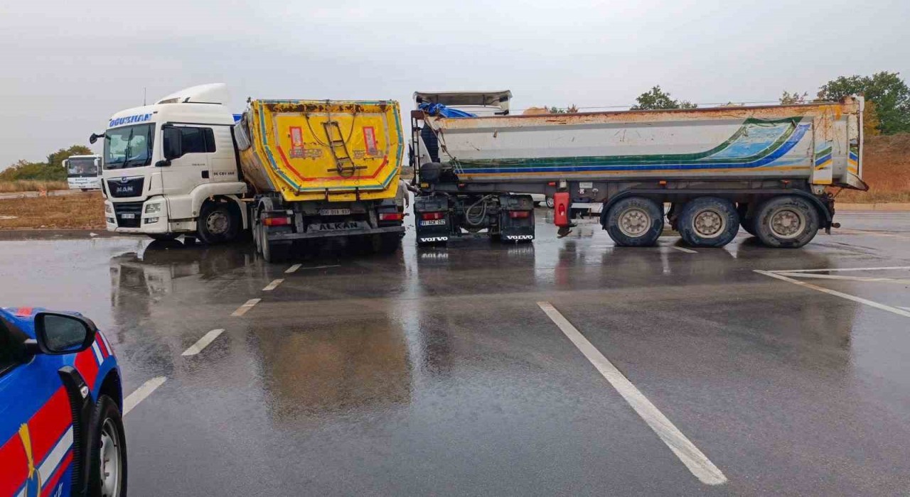 Bilecikte 2 tır çarpıştı: 1 yaralı
