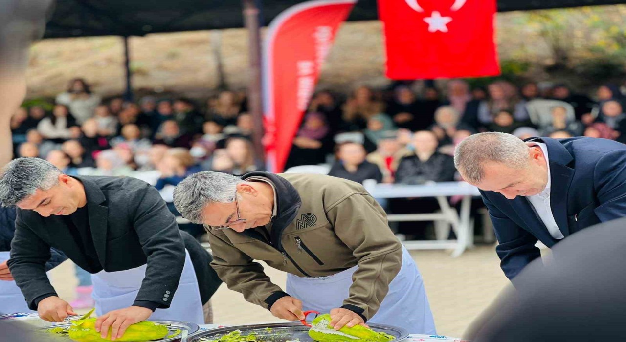 Bilecikte gerçekleştirilen Kabak Soyma Yarışmasında renkli sahneler yaşandı