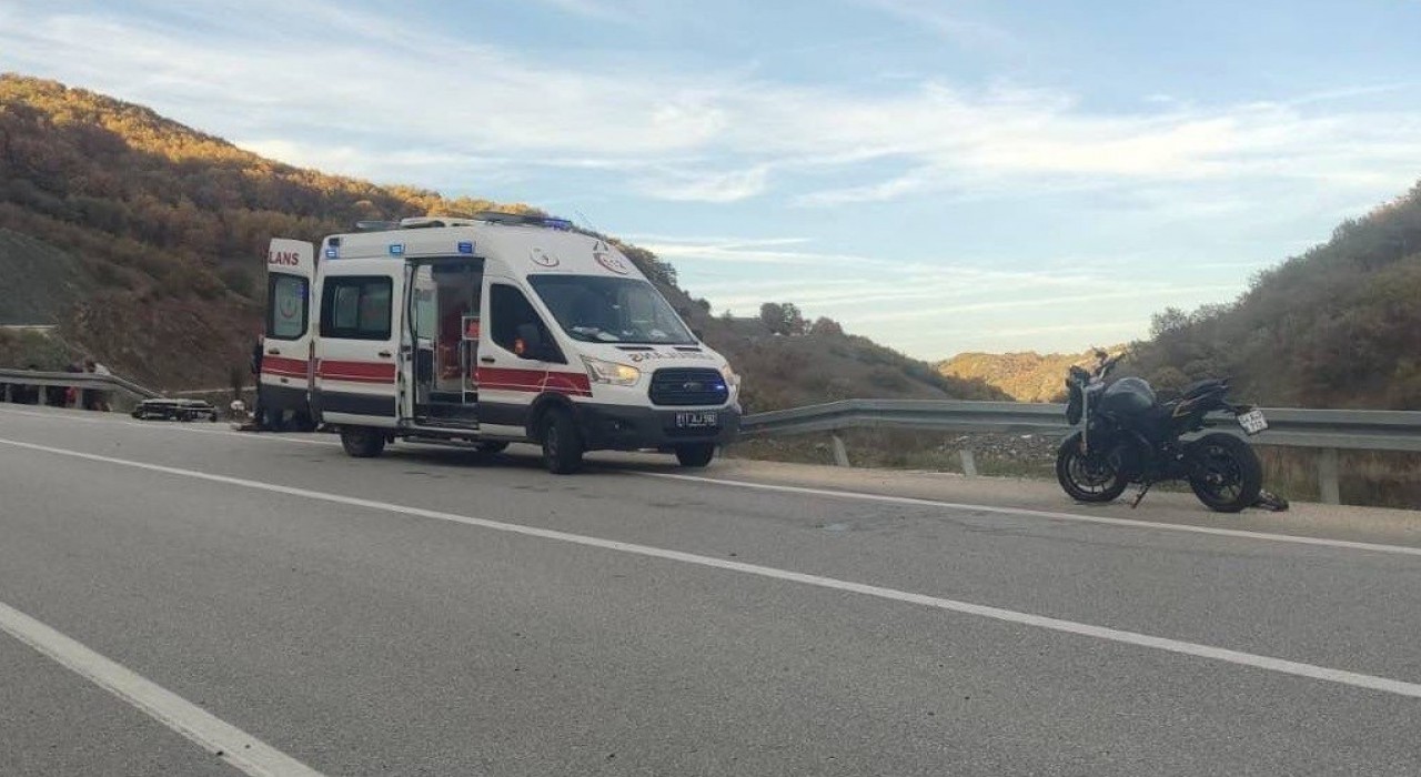 Bilecikte kontrolden çıkan motosiklet devrilirken, sürücüsü yaralandı