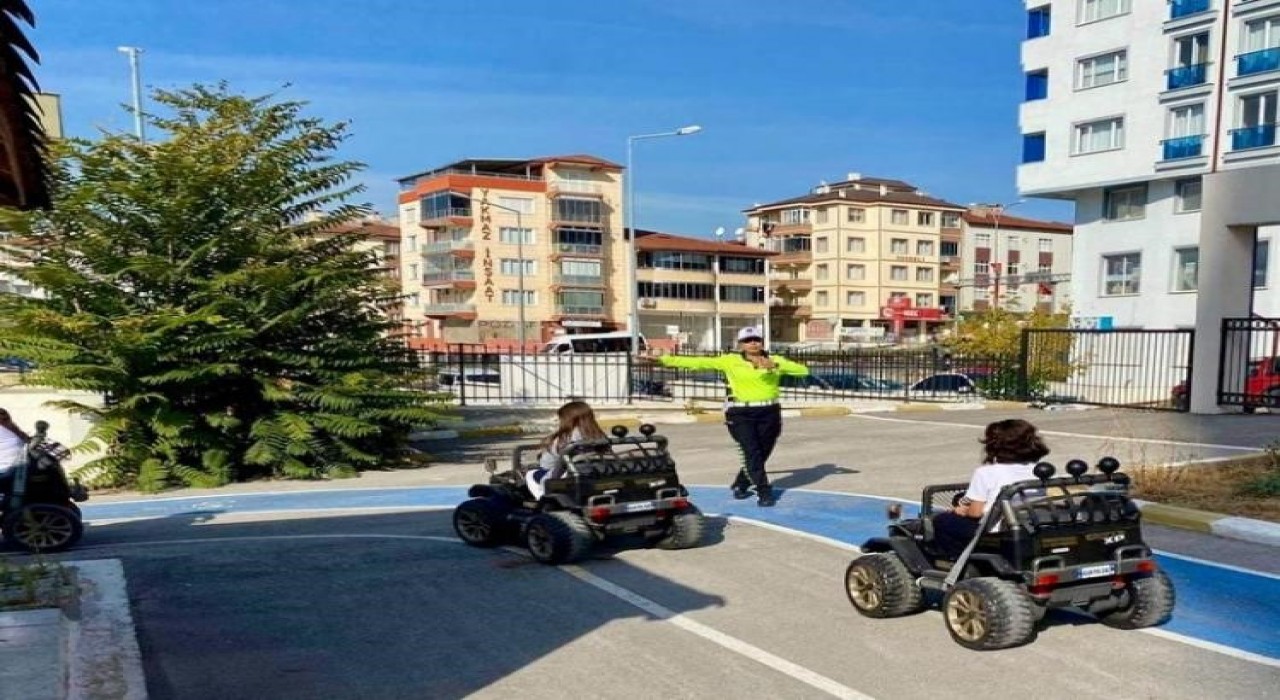 Bilecikte miniklere trafikte güvenli adımlar eğitimi