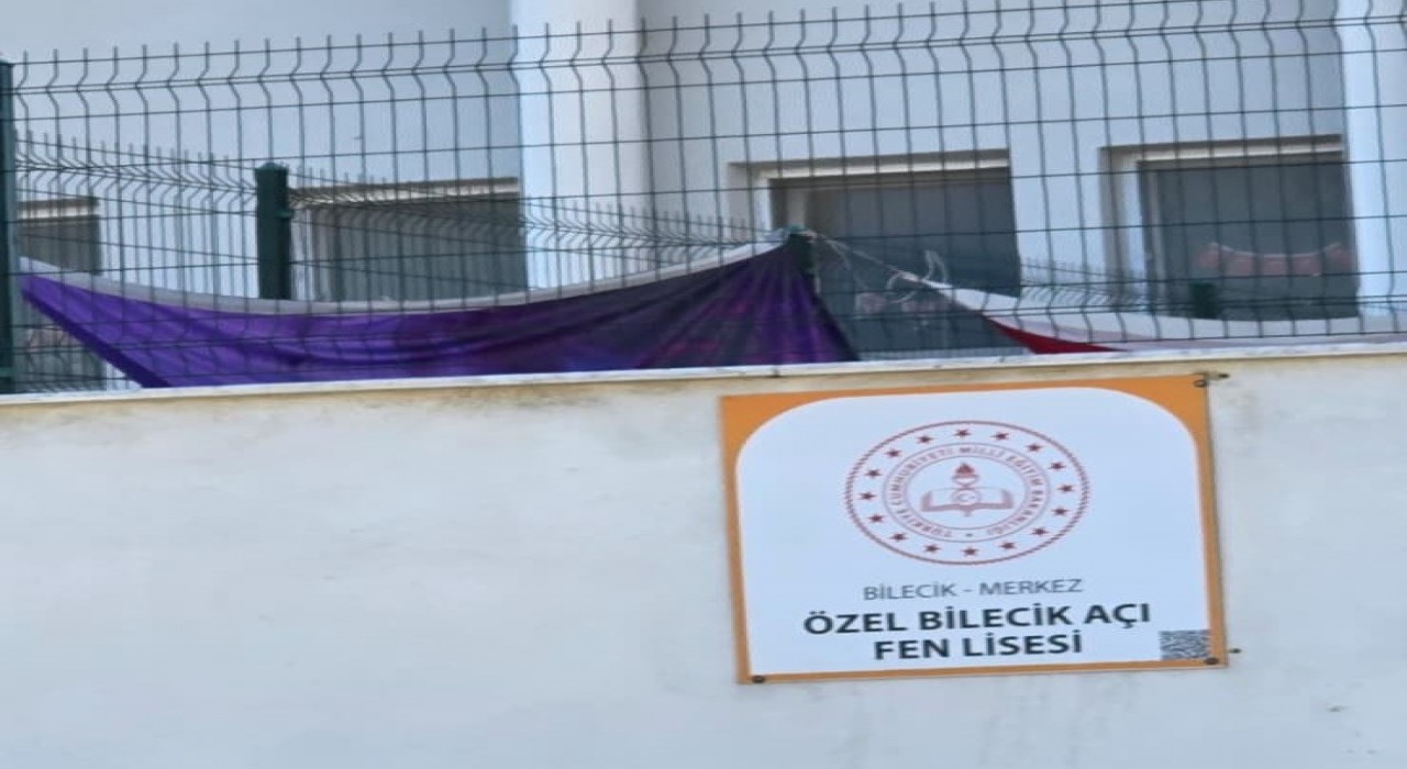 Bilecikte özel okulda Türk bayrağının yerde sürünmesine tepki