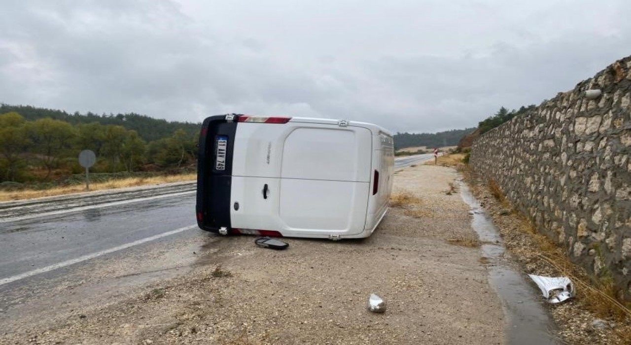 Bilecikte seyir halinde kamyonet devrilirken, sürücüsü yaralandı
