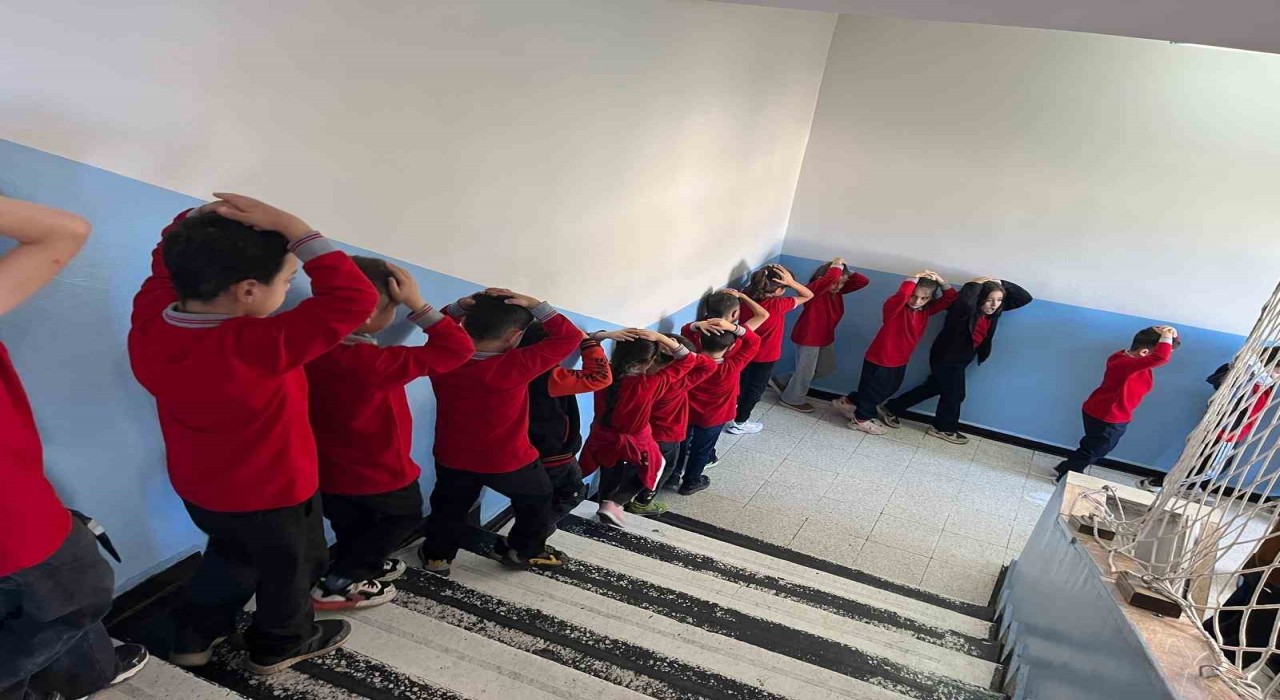 Bingölde 54 okulda eş zamanlı deprem tatbikatı