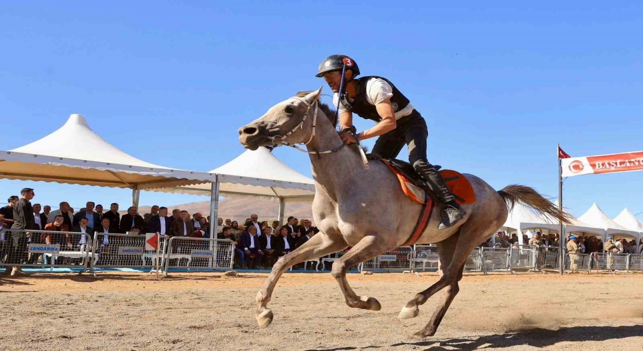 Bingölde at yarışları renkli görüntüler oluşturdu