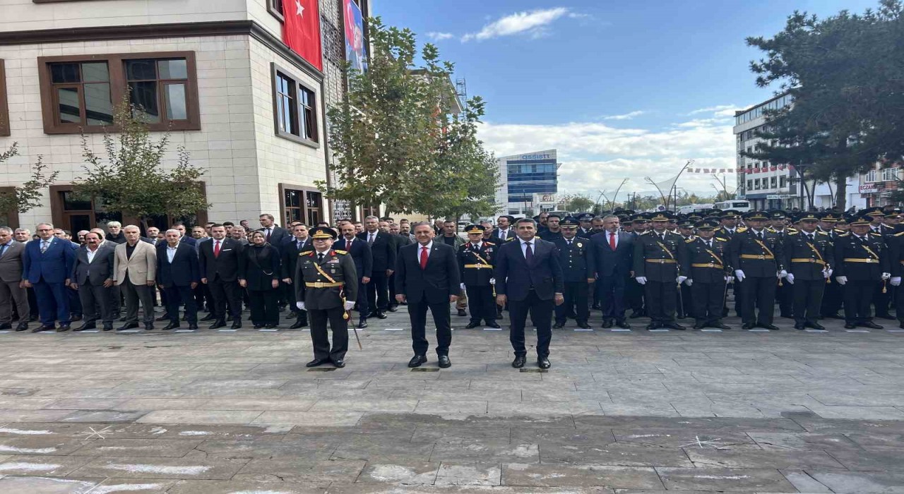 Bingölde Cumhuriyetin 102. yılı kutlamaları çelenk sunumuyla başladı