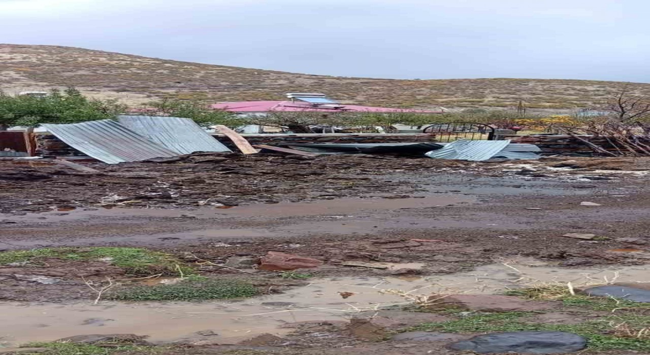 Bingölde fırtına çatıları uçurdu