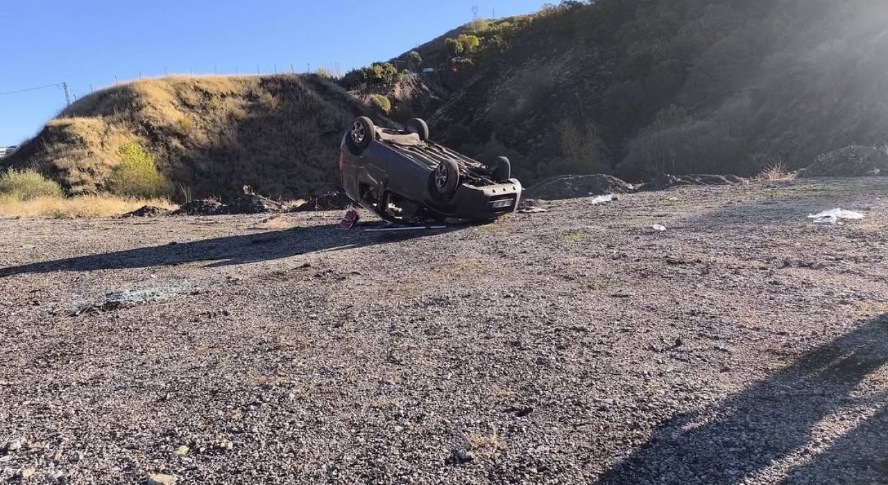 Bingölde hafif ticari araç takla attı: 5 yaralı