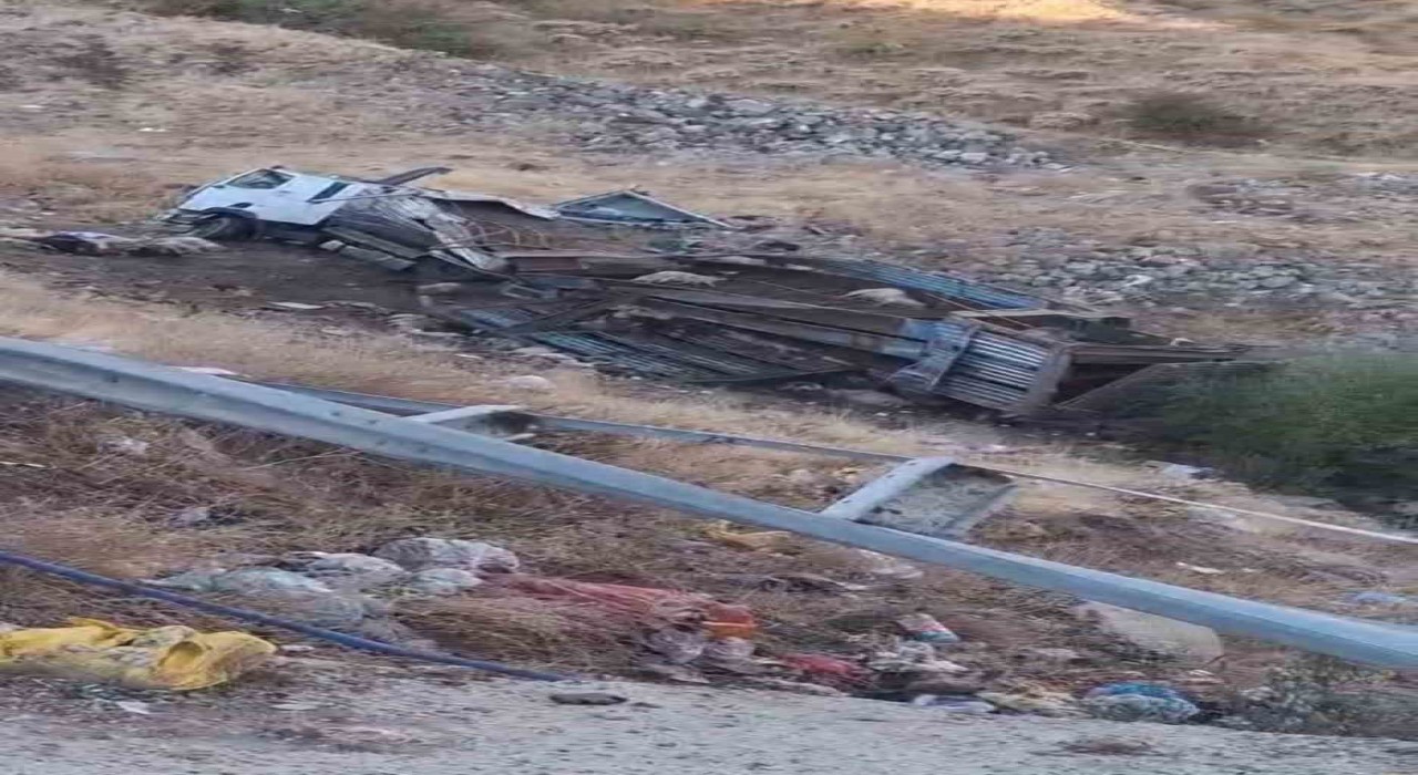 Bingölde hayvan taşıyan kamyon şarampole yuvarlandı: 2 yaralı, çok sayıda küçükbaş telef oldu