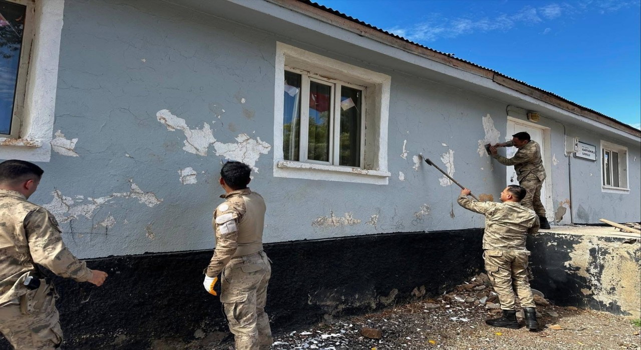 Bingölde jandarma ekipleri okulun bakım ve onarımını yaptı