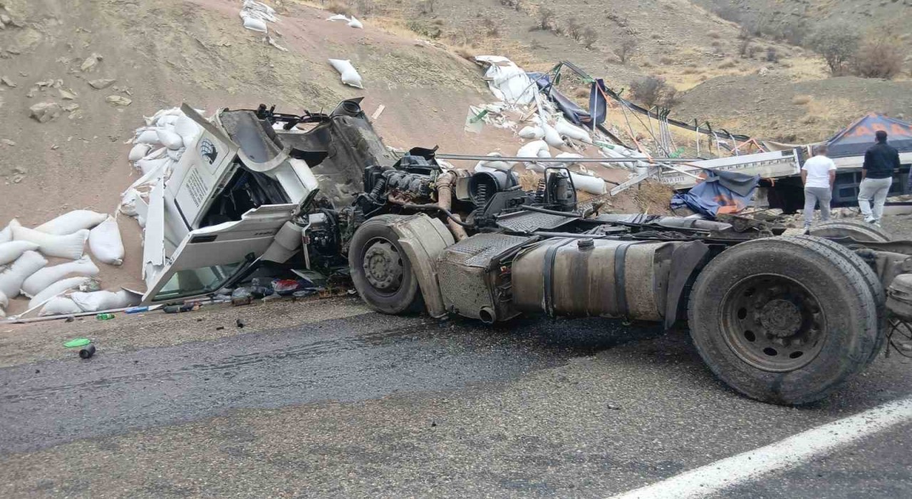 Bingölde tır devrildi: 1 yaralı