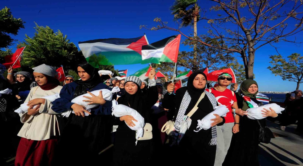 Binlerce Antalyalı Gazze için yürüdü