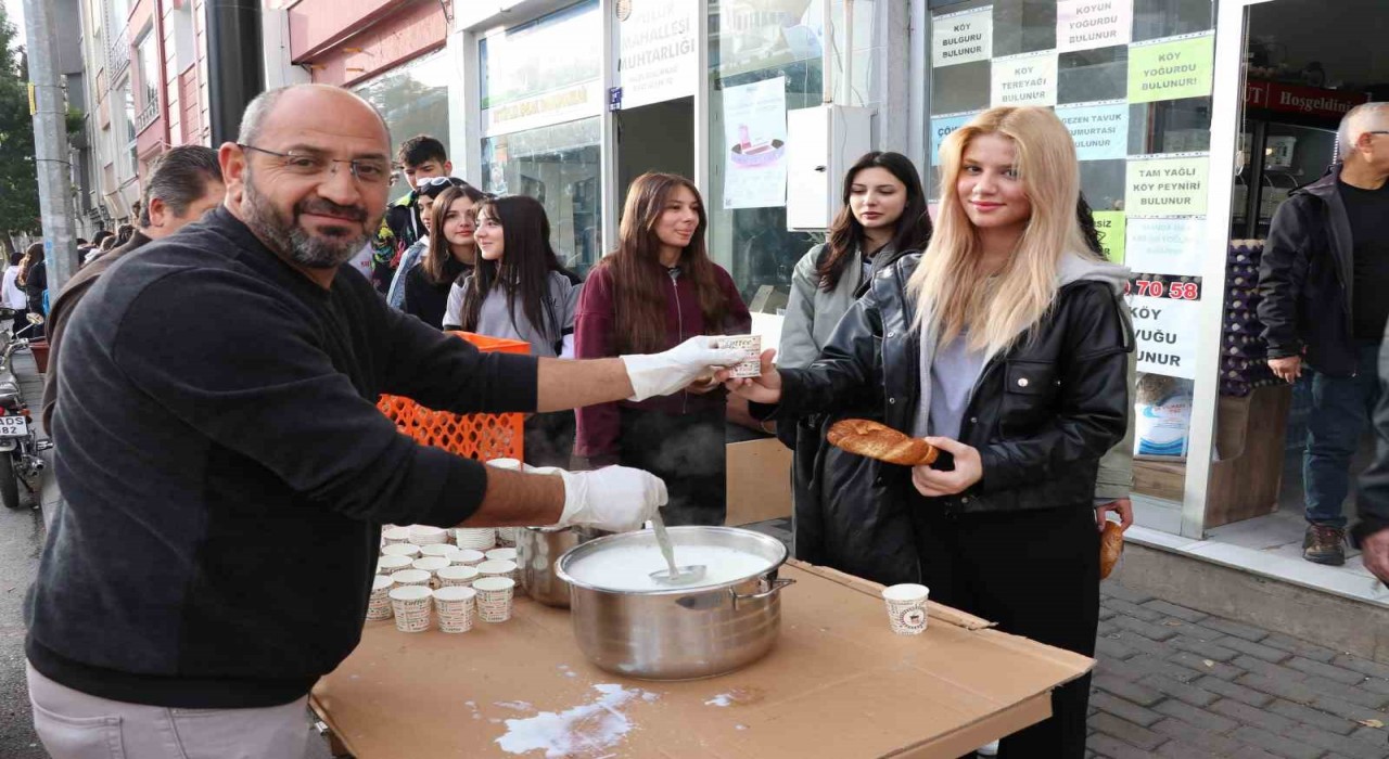 Bir bardak süt ile önyargıları yıktı, anlamlı etkinlik taktir topladı